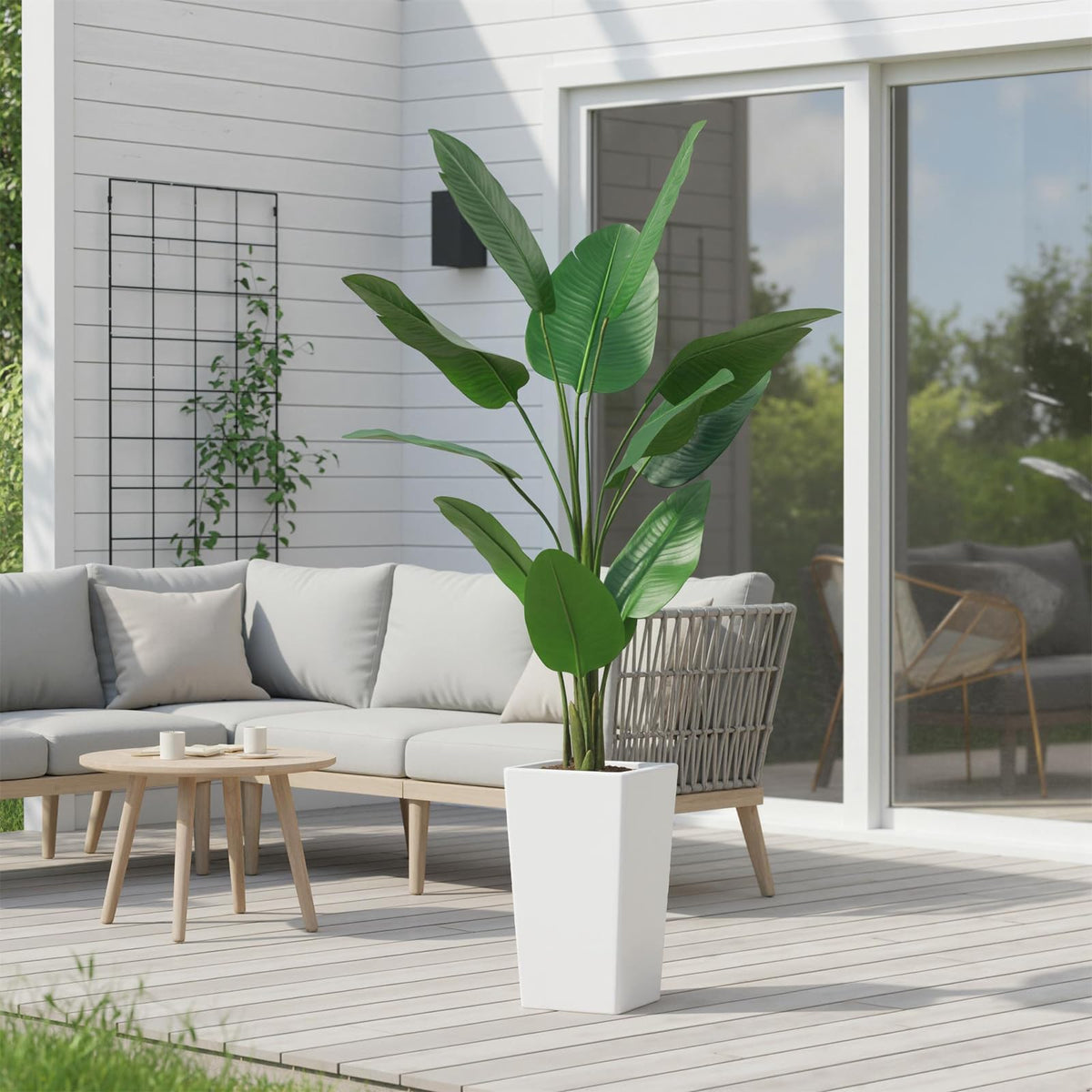 Árbol artificial de plátano Garvee decorando un rincón del salón con estilo tropical