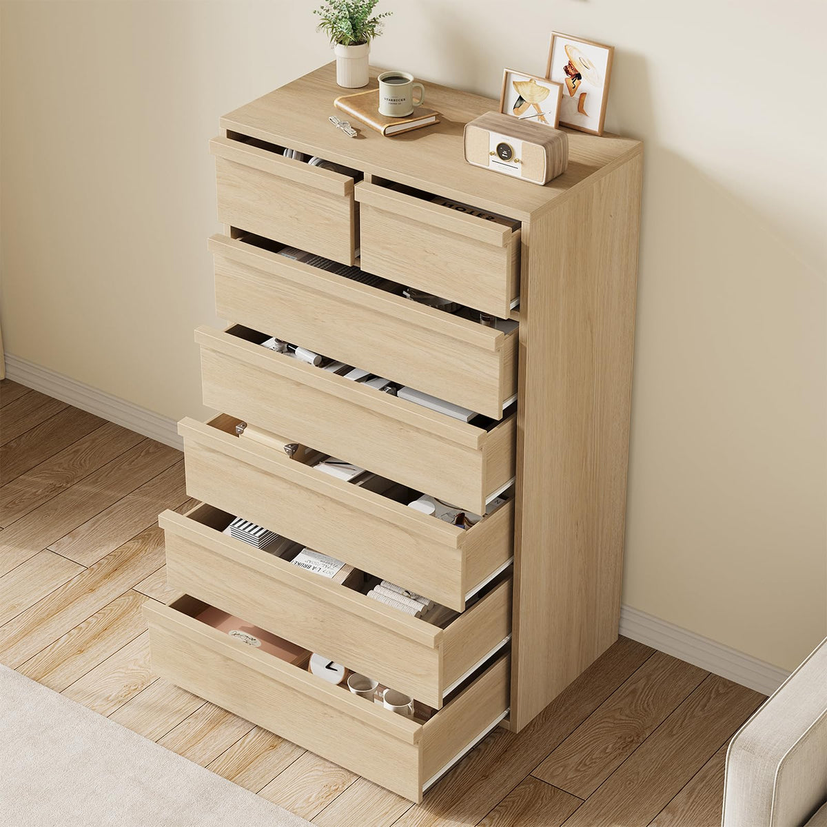 Cómoda Garvee con diseño elegante y líneas modernas en acabado roble natural