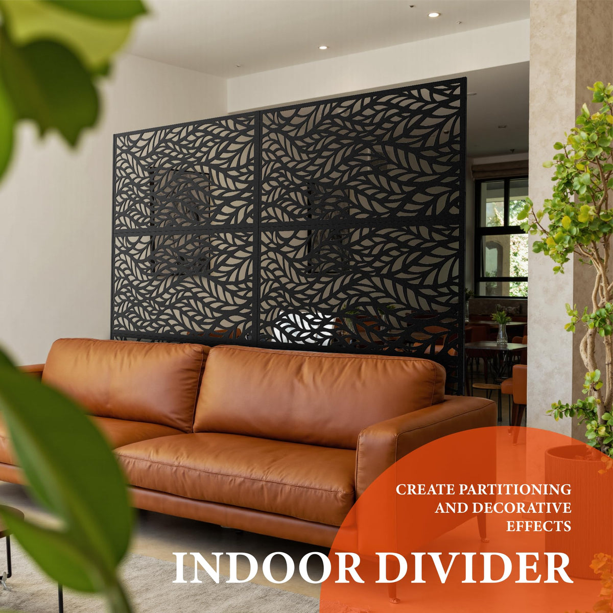 Panel de privacidad Garvee negro con diseño de hojas creando un espacio íntimo en terraza y jardín