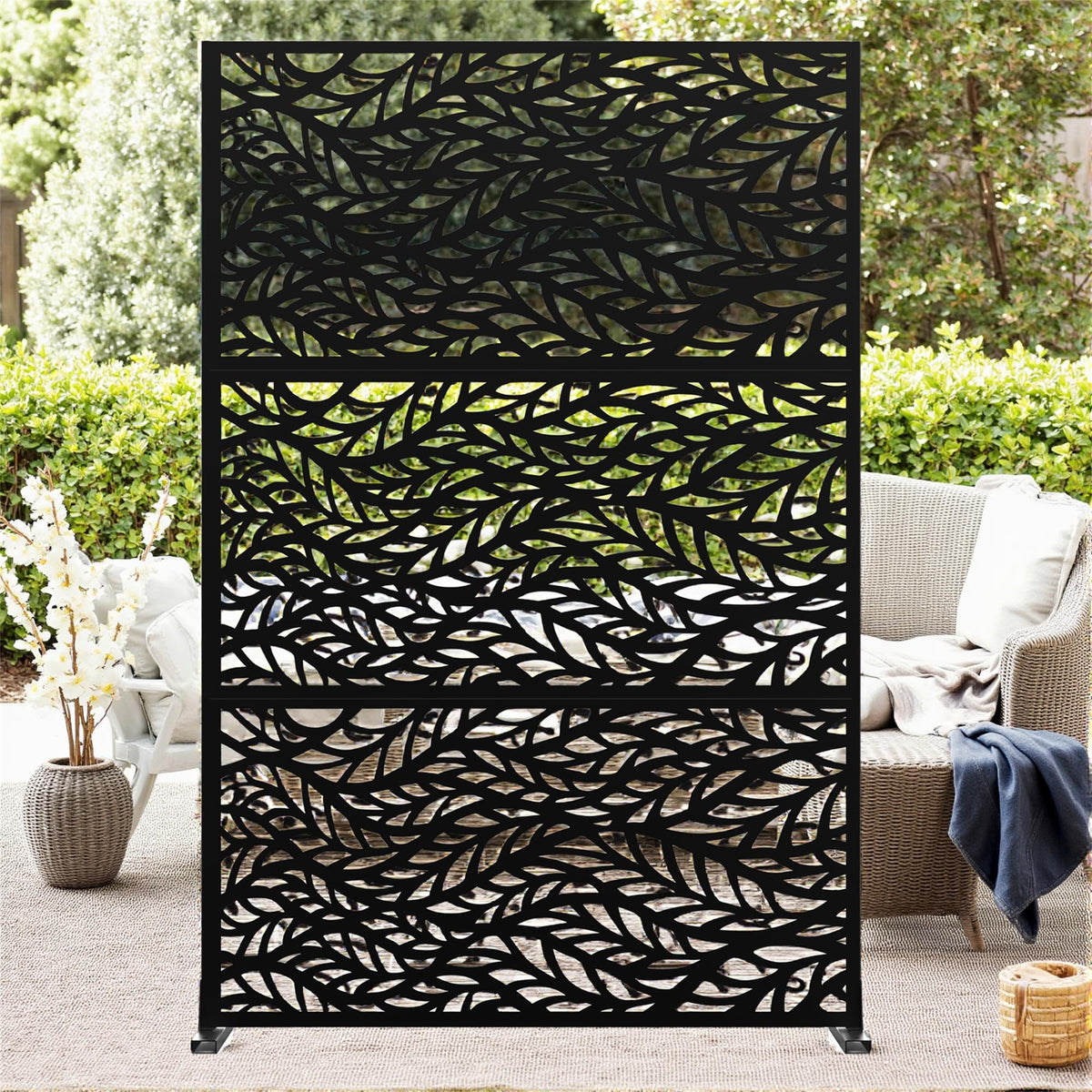 Pantalla de privacidad metálica Garvee negra de 183x119 cm con diseño de hojas para jardín y patio